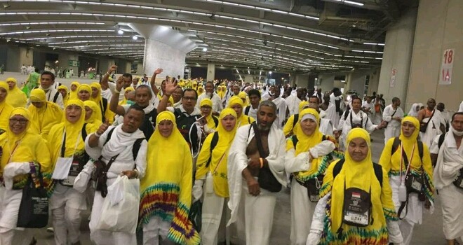 Jamaah haji asal Jambi saat melakukan rituan melempar Jumroh kemarin.